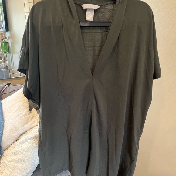 H & M dressy shirt with short sleeve bat sleeves - Picture 4 of 4